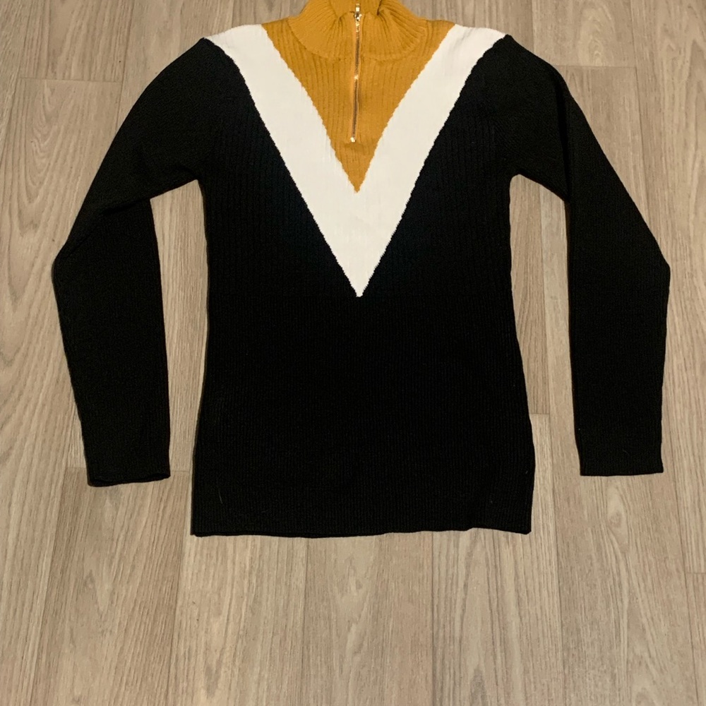 Elegant Black and White V-Neck Sweater with Gold Accent - Picture 2 of 3
